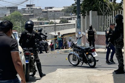 Al menos 15 casquillos, de un arma de fuego calibre 9 milímetros, quedaron esparcidos en la vía