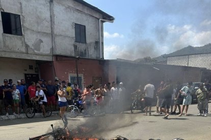 La moto fue prendida en llamas.