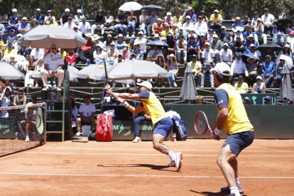 Escobar (i) e Hidalgo tuvieron varias acciones destacadas en su partido de Copa Davis.