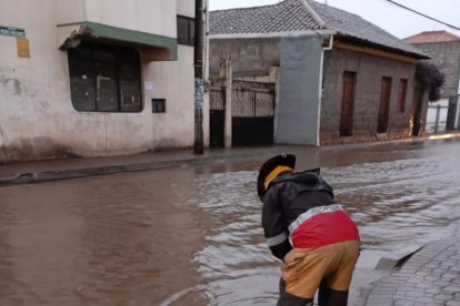 Calles de Puerto Arturo e Izamba, en Ambato, quedaron inundadas tras dos horas de intensa lluvia.