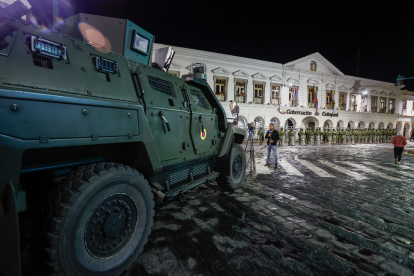 Integrantes del Comando Conjunto de las Fuerzas Armadas de Ecuador custodian la Gobernación de Cotopaxi este domingo, en Latacunga (Ecuador).