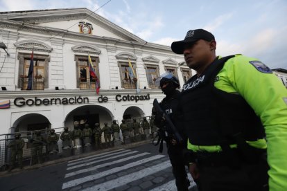 Contingente de seguridad vigila el centro de Latacunga.