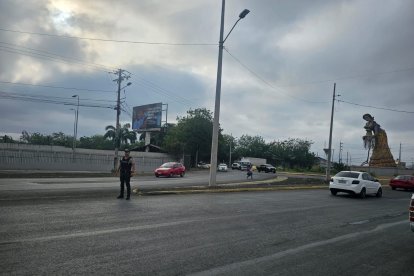 La vía Montecristi - Manta, a la altura del redondel La Tejedora, se encuentra habilitada este lunes 22 de septiembre