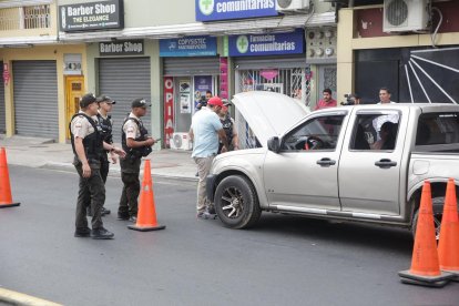 Este lunes, agentes policiales ejecutaron un operativo preventivo en la calle Portete.