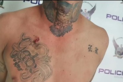 El sospechoso tiene tatuajes que lo vincularían con una organización criminal.