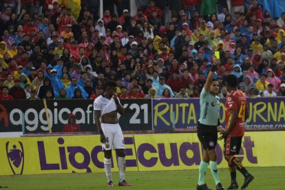Oswaldo Contreras (c) fue el árbitro entre Deportivo Cuenca y Barcelona el pasado domingo 21 de septiembre.
