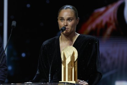 Ewa Pajor con el trofeo Gerd Müller por ser la goleadora a nivel mundial.