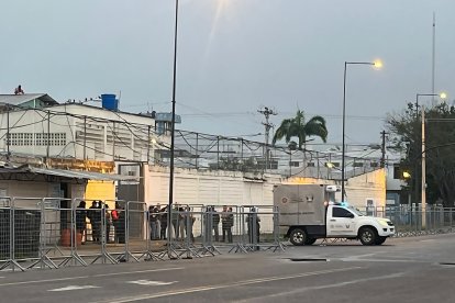 Los cuerpos fueron embarcados en las ambulancias de Medicina Legal, que los llevaron hasta el centro forense de Machala, en El Oro.