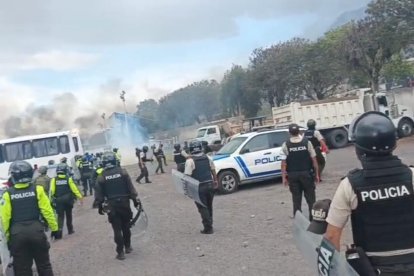 Policías estuvieron enfrentados en Otavalo, a consecuencia del paro nacional.