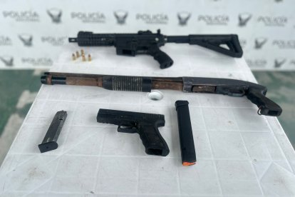 Un fusil, una carabina y una pistola fueron decomisados como evidencias durante la detención de alias 