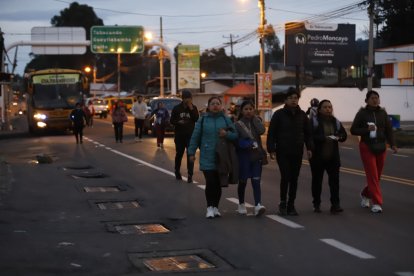 Personas caminando largas distancias debido a bloqueos en vías durante el paro nacional en Ecuador 2025.