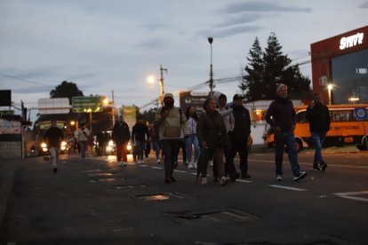 Ciudadanos avanzan a pie tras el cierre de carreteras, en medio de protestas contra la eliminación del subsidio al diésel.