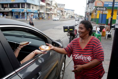 Ella se acerca hasta los vehículos en caso de que el cliente no quiera bajarse.