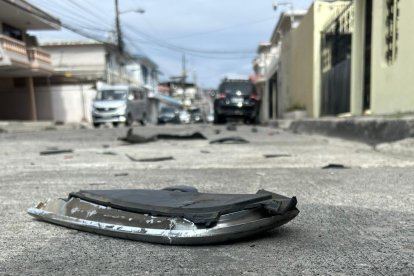 Parte de la carrocería del coche quedó averiada por efecto de la explosión.