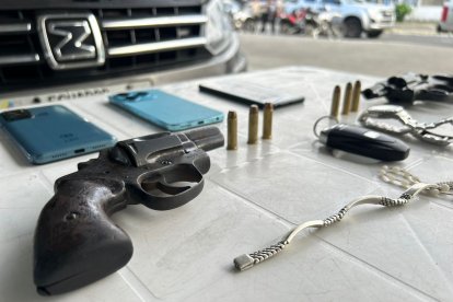 Durante el operativo, la Policía decomisó armas y municiones que fueron incluidas entre las evidencias.