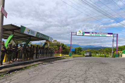 Soldados vigilan las carreteras de Pastaza tras el anuncio de cierre de vías por parte de la Conaie.