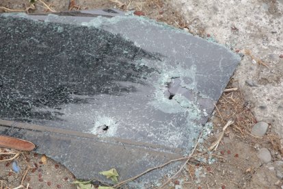 Este martes, horas después del crimen, en el sitio aún había restos de los vidrios de las ventanas con disparos.