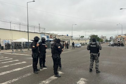 Un fuerte contingente policial todavía está en los alrededores del penal.