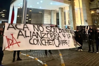 Los hinchas de la U. de Chile acosando a la delegación de Alianza Lima.
