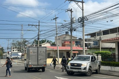 Junto a la parte humana estaba un panfleto dirigido a los líderes de Los Lobos Espejos y Los Choneros.
