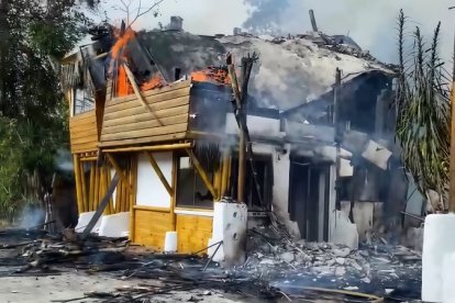 Así terminó el hotel consumido por las llamas en el balneario de Montañita