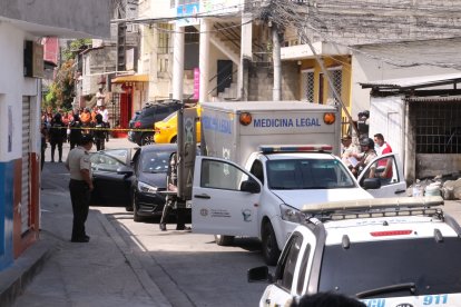 Quienes habitan en la zona observaron sorprendidos el procedimiento policial.