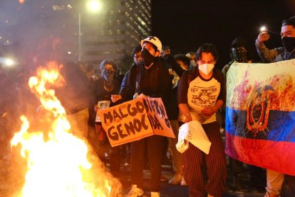 El cierre vial se llevó a cabo en la avenida Naciones Unidas y Amazonas, en el norte de Quito. La policía llegó para despejarlas.