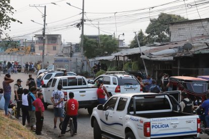 Varias personas estaban conmocionadas por el hecho violento.