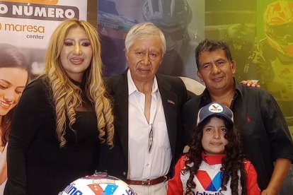 La pequeña Sophi junto a sus padres y el tío abuelo, además de expiloto Ignacio Escobar (c) tras la última participación.