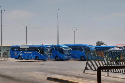 Los buses de la Cooperativa 2 de Noviembre se ubicaron desde muy temprano en los andenes de la terminal terrestre Sumpa