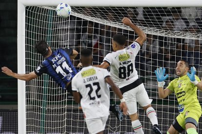 Michael Hoyos (i) de Independiente del Valle hizo los dos goles en los 90 minutos.