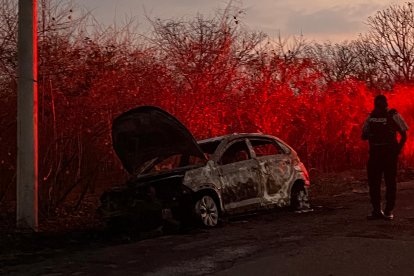 Un vehículo, presuntamente usado por los sicarios,  fue abandonado e incinerado en el sector El Arroyo, de Montecristi