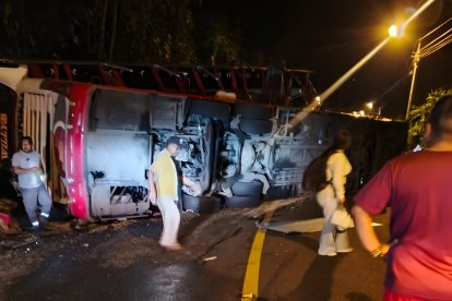 Varias personas quedaron atrapadas entre los fierros del bus, que quedó volcado en medio de la carretera.