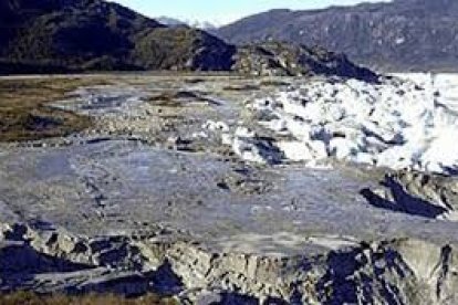Imagen del lago chileno Témpanos, en mayo de 2007, sin agua.