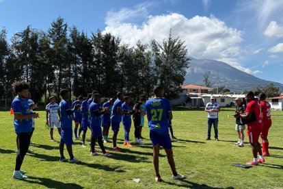 Los jugadores de 22 de julio tuvieron que salir de Esmeraldas para evitar actos violentos. Jugarán las últimas seis fechas del ascenso en Imbabura