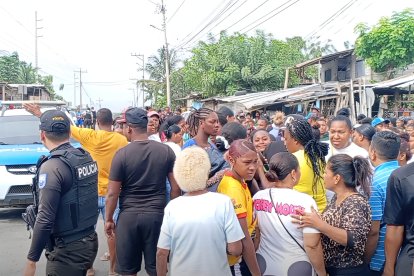 Familiares de los privados de la libertad se encuentran en los exteriores del penal esperando información sobre los fallecidos.
