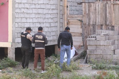 El cadáver de la víctima quedó junto a bloques de cemento.