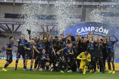 Independiente del Valle levantando la Copa Sudamericana en 2022.