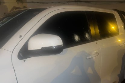 Los impactos de proyectil en los vidrios del carro.