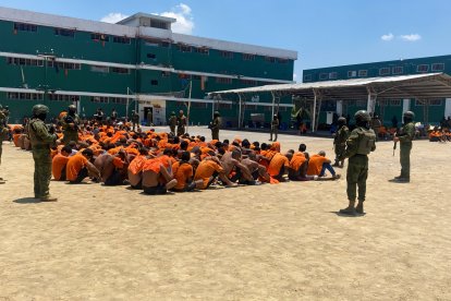 ChatGPT dijo:

Militares del Ejército ecuatoriano custodian a los reos en el patio del Centro de Privación de Libertad de Esmeraldas tras el enfrentamiento que dejó 17 fallecidos.