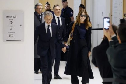 El expresidente francés Nicolás Sarkozy junto a su esposa Carla Bruni-Sarkozy