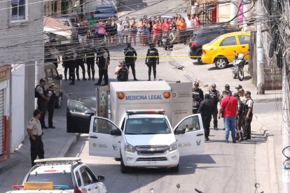 El doble crimen ocurrió en la cooperativa 12 de Octubre. Los moradores quedaron sorprendidos por el hecho.