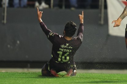 Jeison Medina de Liga de Quito celebra un gol en un partido de cuartos de final de la Copa Libertadores ante Sao Paulo.