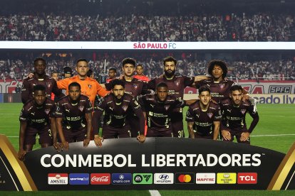 - Jugadores de LDU forman previo a un partido de cuartos de final de la Copa Libertadores.