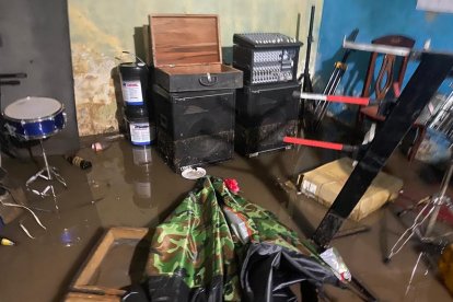 Los instrumentos y herramientas dañados siguen acumulados en un rincón, testigos de la pérdida.