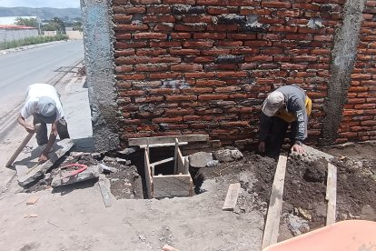 Los vecinos del barrio Pisque Bajo aseguran que el alcantarillado obsoleto es el problema de las inundaciones.