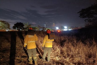El personal bomberil se ha mantenido en la zona desde el reporte de la emergencia.