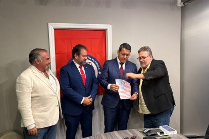 El empresario y analista político Boris Guevara recibe su designación como representante del Partido Republicano del Sur de la Florida en Ecuador.