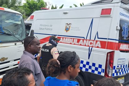 Una ambulancia sale de la cárcel de Esmeraldas trasladando a uno de los heridos de la masacre ocurrida del jueves 25 de septiembre.
