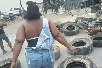 Familiares de los PPL cerraron con llantas la calle que pasa por los exteriores de la cárcel de Esmeraldas en reclamo a la falta de información.